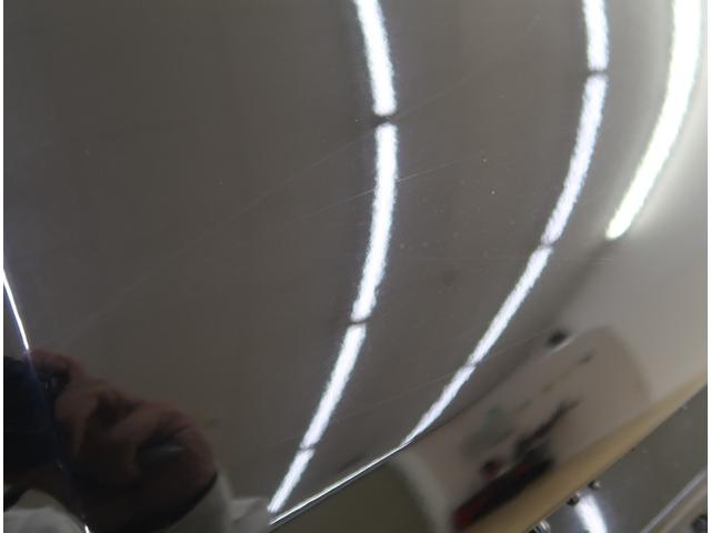 ボンネットに薄い線傷がございます