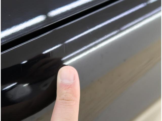 左フロントフェンダーに線傷がございます