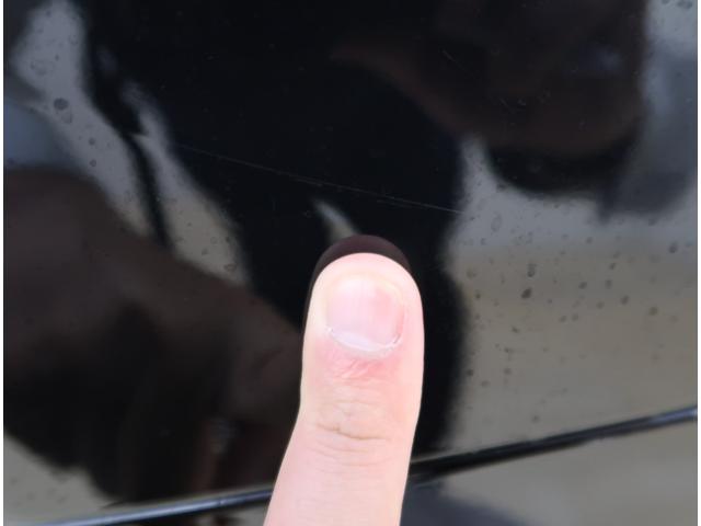 左リヤフェンダーに薄い線傷がございます