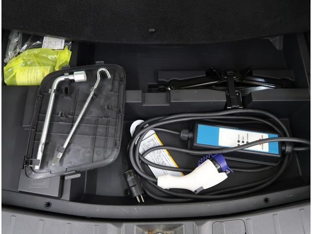 充電ケーブル　タイヤパンク修理キット　工具　ジャッキが装備されております