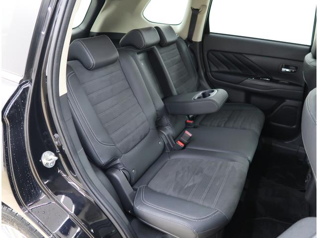 ６：４分割可倒式リヤシート　センターアームレスト装備