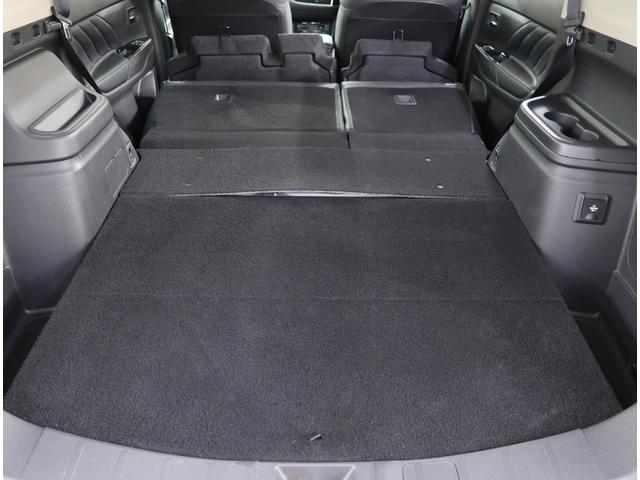 リヤシートを倒すと広い荷室が確保できます