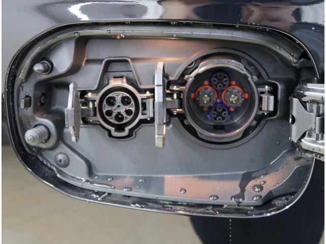 充電口です。左側が家庭用２００Ｖ、右側が急速充電用になります