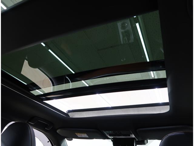 電動パノラマサンルーフ装備車です。車内に開放感をもたらします。