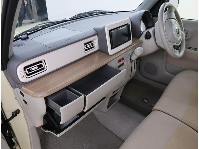 ����Ȏ���͏������ꂪ�[�����Ă���܂��B�O���[�u�{�b�N�X�̒��ɂ́A�t�r�a�|�[�g����������Ă���܂��B