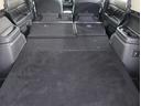 開口部の広い荷室です。荷物の大きさに応じてシートアレンジが可能です。広いラゲッジスペースでキャンプやゴルフにおススメのお車です。