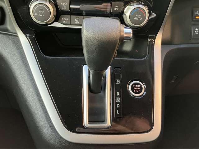 セレナ ２．０　ハイウェイスター　ナビ／ＥＴＣ／両側オートスライドドア／全周囲カ（14枚目）