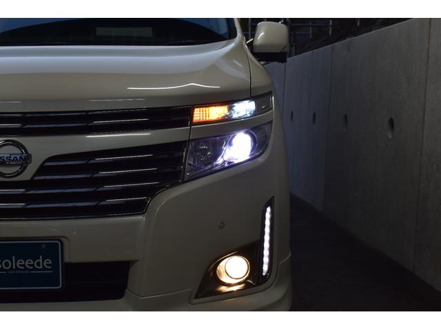 オートライト、アクティブＡＦＳ（オートフロントライティングシステム）、ＬＥＤデイライト機能付ＨＩＤ（キセノン）ヘッドライトでございます♪　フロントフォグライトも搭載♪