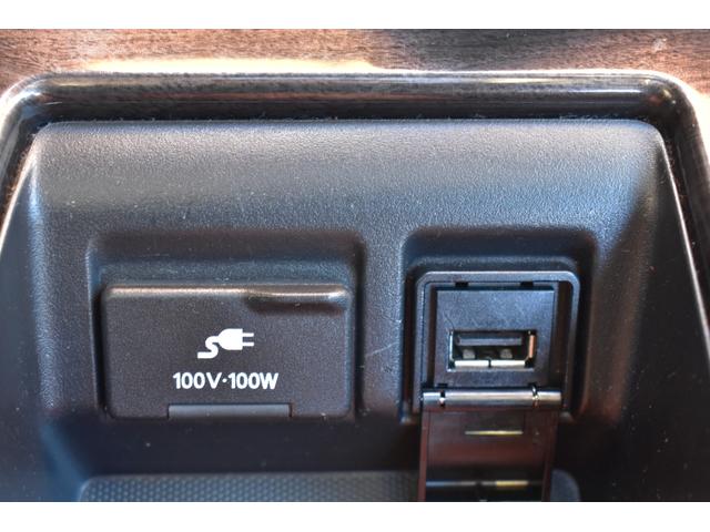 センターコンソールにはＡＣ１００Ｖコンセント、ＵＳＢソケットもございます♪