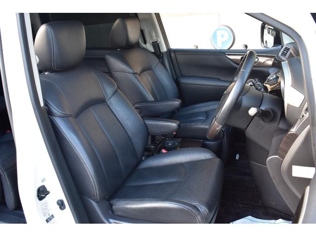 ☆運転席全体☆　ブラックレザーの上質なシートでございます♪