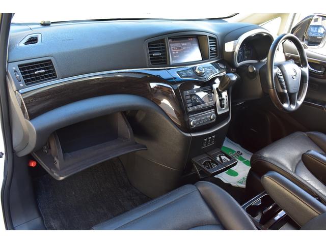 グローブボックスはじめ収納豊富でございます♪