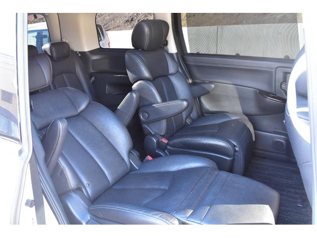 ２列目にも左右にオットマン機構が搭載されており、ゆとりの空間となっております♪