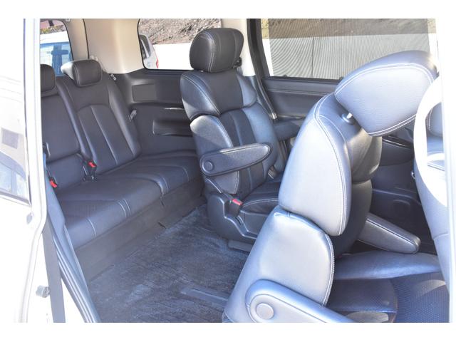 ３列目へのアクセスも楽々でございます♪