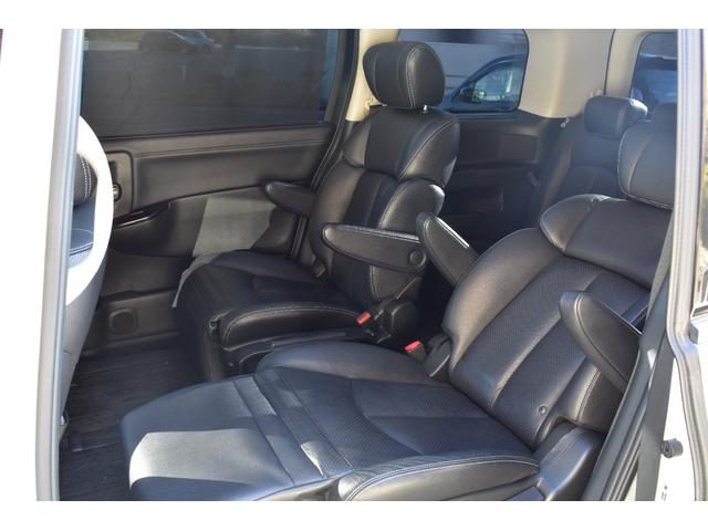 ２列目にも左右にオットマン機構が搭載されており、ゆとりの空間となっております♪