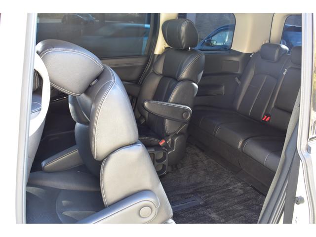 ３列目へのアクセスも楽々でございます♪