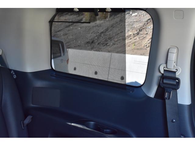 ３列目にもサイドサンシェード、ドリンクホルダーがございます♪