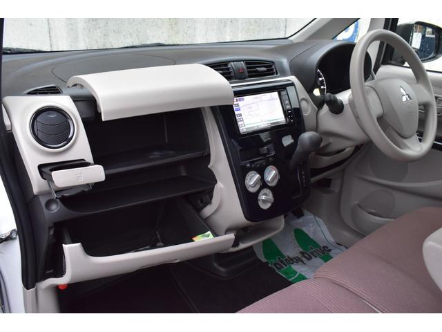 グローブボックスはじめ収納豊富でございます♪