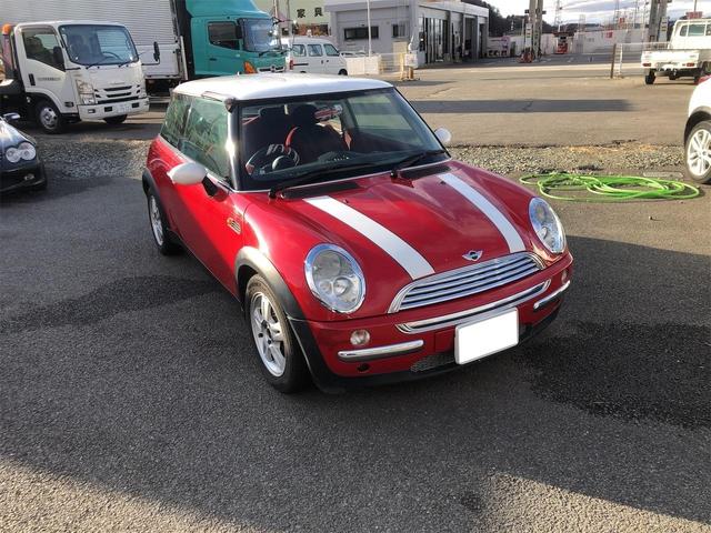 ＭＩＮＩ クーパー　右ハンドル　ＭＤプレイヤー　ＦＭ／ＡＭラジオ　盗難防止　１５インチアルミ　ＡＢＳ　運転席・助手席・サイドエアバッグ　エアコン　パワステ　パワーウィンドウ　走行距離６．１万キロ　車検令和７年５月まで（6枚目）