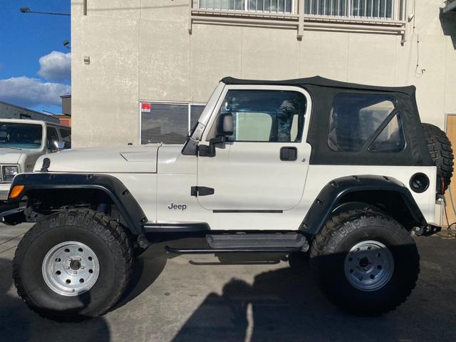 ジープ・ラングラー スポーツ 4000cc 5MT エアコン パワステ 純正オーディオ カスタム車両 プロコンプ ウォーン ダブルカルダン(7枚目)