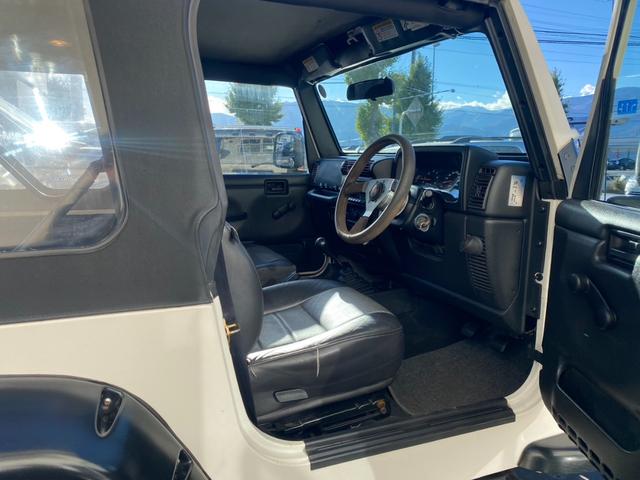 ジープ・ラングラー スポーツ 4000cc 5MT エアコン パワステ 純正オーディオ カスタム車両 プロコンプ ウォーン ダブルカルダン(23枚目)