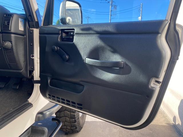 ジープ・ラングラー スポーツ 4000cc 5MT エアコン パワステ 純正オーディオ カスタム車両 プロコンプ ウォーン ダブルカルダン(24枚目)