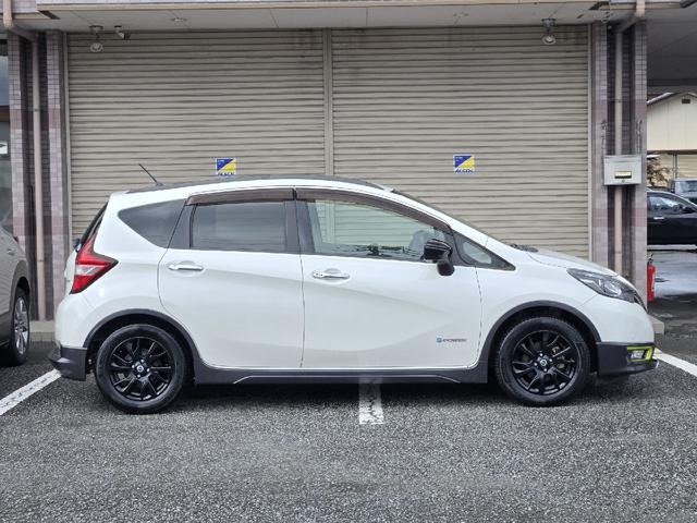 ノート ｅ－パワー　Ｘ　シーギア　社外ナビ　全周囲カメラ　デジタルインナーミラー　衝突軽減装置　ＥＴＣ　ＬＥＤヘッド　車線逸脱警報　クリアランスソナー　オートライト　スマートキー　Ｂｌｕｅｔｏｏｔｈ　純正１５インチアルミ（5枚目）