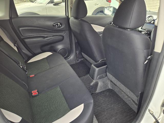 ノート ｅ－パワー　Ｘ　シーギア　社外ナビ　全周囲カメラ　デジタルインナーミラー　衝突軽減装置　ＥＴＣ　ＬＥＤヘッド　車線逸脱警報　クリアランスソナー　オートライト　スマートキー　Ｂｌｕｅｔｏｏｔｈ　純正１５インチアルミ（15枚目）