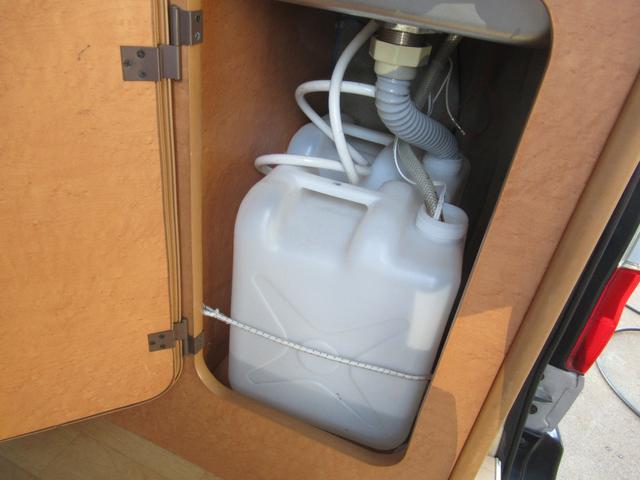 グランドハイエース キャンピング　ＫＥＮＷＯＯＤナビ　地デジＴＶ　ベッド　シンク　給排水タンク　クーラーボックス　換気扇　後席モニター　サイドオーニング　ホワイトレター（54枚目）