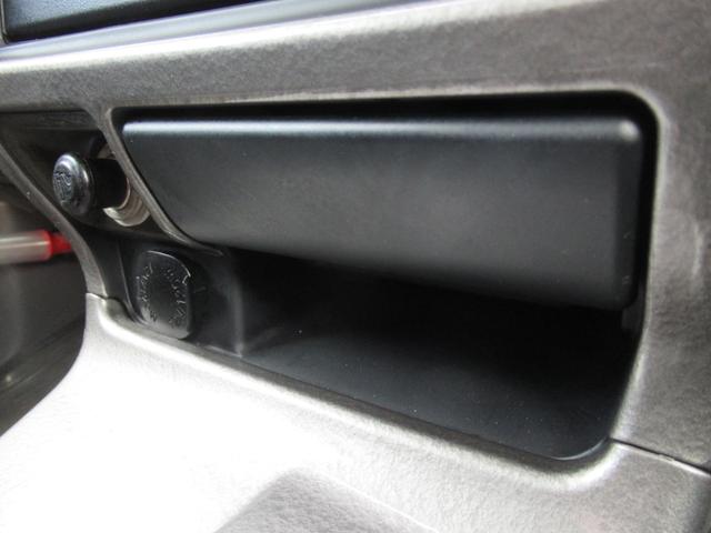 ハイラックスサーフ SSR-V ブラックナビゲーター 特別仕様車 ナロー仕様 NARDIウッドハンドル TOYOTAグリル 社外17インチAW ホワイトレター ETC キーレス(33枚目)