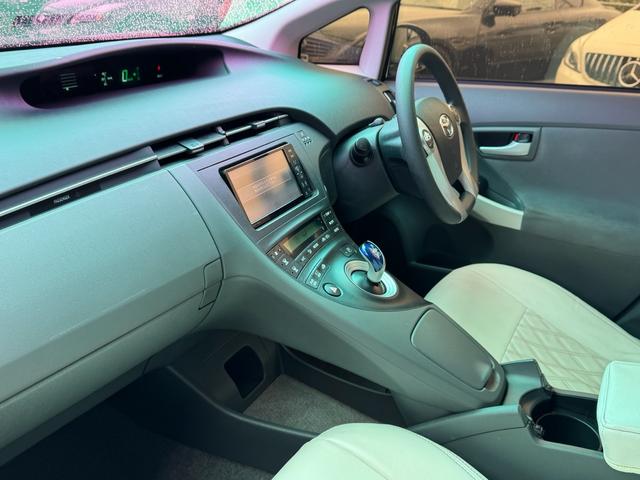 プリウス Ｓ　ワーク１７インチ　ワンオーナー　４本出しマフラー　純正ナビ　Ｂカメラ　車高調　社外テール　ＥＴＣ（18枚目）