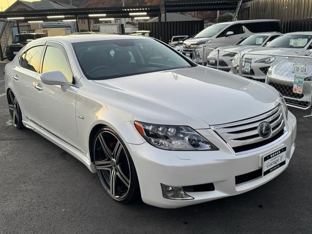 ＬＳ ＬＳ６００ｈ　バージョンＳ　Ｉパッケージ　純正マルチ　サンルーフ　クルーズコントロール　マークレビンソン　レザーシート　２１インチホイール　エアサスコントローラー　シートヒーター　ステアリングヒーター（3枚目）