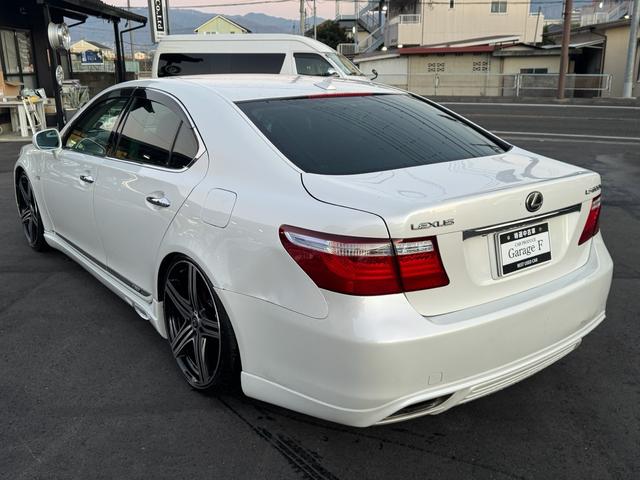 ＬＳ ＬＳ６００ｈ　バージョンＳ　Ｉパッケージ　純正マルチ　サンルーフ　クルーズコントロール　マークレビンソン　レザーシート　２１インチホイール　エアサスコントローラー　シートヒーター　ステアリングヒーター（13枚目）