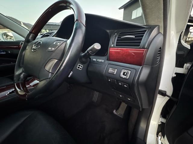 ＬＳ ＬＳ６００ｈ　バージョンＳ　Ｉパッケージ　純正マルチ　サンルーフ　クルーズコントロール　マークレビンソン　レザーシート　２１インチホイール　エアサスコントローラー　シートヒーター　ステアリングヒーター（16枚目）