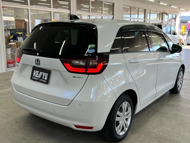 フィット e:HEVベーシック 禁煙車/岡山県仕入/衝突軽減ブレーキ ブレーキホールド/車線逸脱/コーナーセンサー/純正7型ナビ/CD/ブルートゥース/USB/ETC/バックカメラ/オートライト/LEDヘッドライト/レーダークルーズ/取説/保証書/スペアキー有(4枚目)