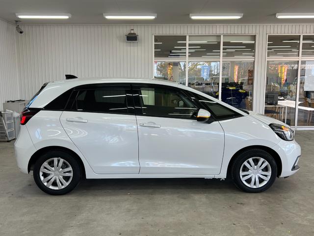 フィット e:HEVベーシック 禁煙車/岡山県仕入/衝突軽減ブレーキ ブレーキホールド/車線逸脱/コーナーセンサー/純正7型ナビ/CD/ブルートゥース/USB/ETC/バックカメラ/オートライト/LEDヘッドライト/レーダークルーズ/取説/保証書/スペアキー有(23枚目)