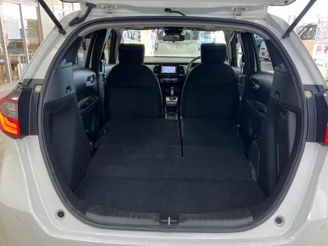 フィット e:HEVベーシック 禁煙車/岡山県仕入/衝突軽減ブレーキ ブレーキホールド/車線逸脱/コーナーセンサー/純正7型ナビ/CD/ブルートゥース/USB/ETC/バックカメラ/オートライト/LEDヘッドライト/レーダークルーズ/取説/保証書/スペアキー有(30枚目)