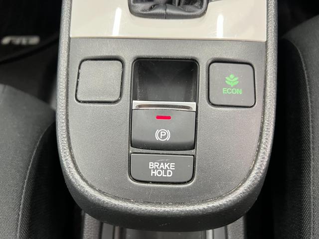 フィット e:HEVベーシック 禁煙車/岡山県仕入/衝突軽減ブレーキ ブレーキホールド/車線逸脱/コーナーセンサー/純正7型ナビ/CD/ブルートゥース/USB/ETC/バックカメラ/オートライト/LEDヘッドライト/レーダークルーズ/取説/保証書/スペアキー有(43枚目)