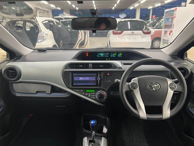 アクア S/神奈川県仕入/夏タイヤ2022年製/ 純正ナビ/フルセグ/ブルートゥース/CD/DVD/バックカメラ/ETC/オートエアコン/プッシュスタート/スマートキー/HIDオートライト/フォグ/フロントコーナーセンサー/トノカバー/禁煙車(4枚目)