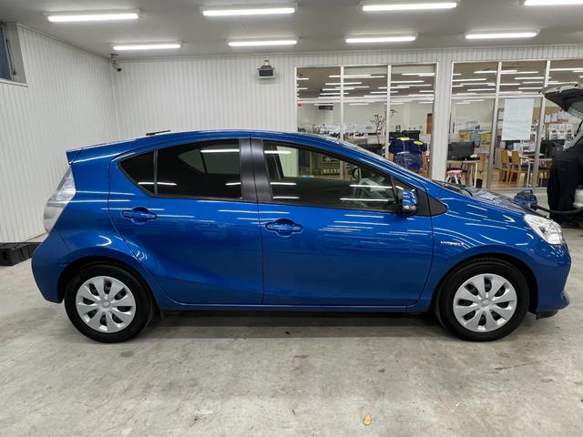 アクア S/神奈川県仕入/夏タイヤ2022年製/ 純正ナビ/フルセグ/ブルートゥース/CD/DVD/バックカメラ/ETC/オートエアコン/プッシュスタート/スマートキー/HIDオートライト/フォグ/フロントコーナーセンサー/トノカバー/禁煙車(14枚目)