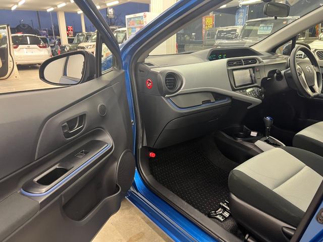 アクア S/神奈川県仕入/夏タイヤ2022年製/ 純正ナビ/フルセグ/ブルートゥース/CD/DVD/バックカメラ/ETC/オートエアコン/プッシュスタート/スマートキー/HIDオートライト/フォグ/フロントコーナーセンサー/トノカバー/禁煙車(24枚目)