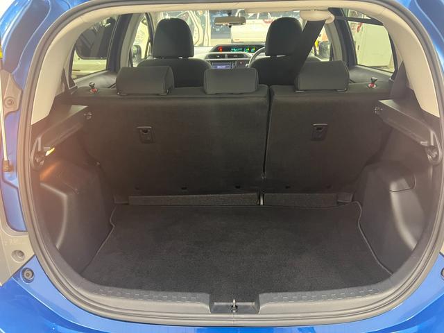 アクア S/神奈川県仕入/夏タイヤ2022年製/ 純正ナビ/フルセグ/ブルートゥース/CD/DVD/バックカメラ/ETC/オートエアコン/プッシュスタート/スマートキー/HIDオートライト/フォグ/フロントコーナーセンサー/トノカバー/禁煙車(28枚目)