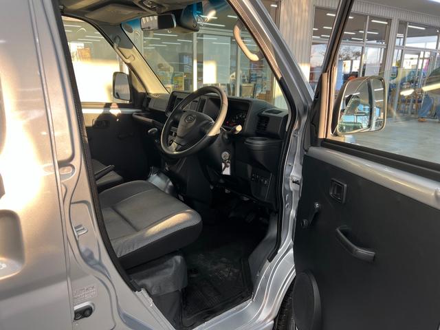 ハイゼットカーゴ スペシャルSAIII 4WD/買取直販車/ハイルーフ/禁煙車 /2023年製冬タイヤ付き/衝突軽減ブレーキ/横滑り防止/LEDヘッドライト/オートライト&ハイビーム/アイドリングストップ/取説&保証書&スペアキー(28枚目)