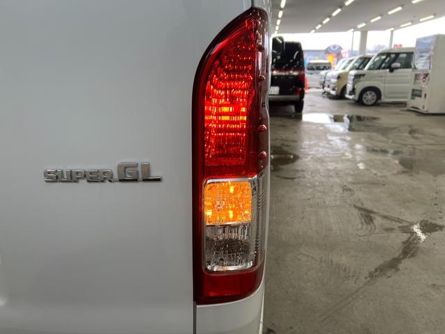 ハイエースバン スーパーＧＬ　ダークプライムＩＩ／４ＷＤ／愛知仕入／禁煙車／　１オーナー／特別仕様車／１００Ｖ電源／Ｄインナーミラー／メモリーナビ／ブルートゥース／衝突軽減＆車線逸脱警告／コーナーセンサー／オートハイビーム／ハーフレザー／ウッドコンビステア／両側電動スライド（55枚目）