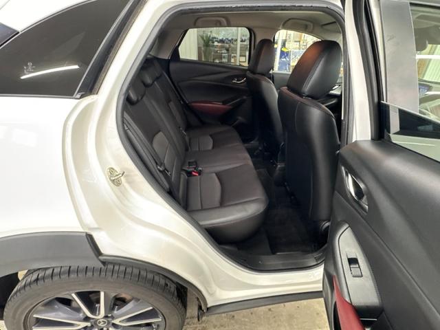 グループ全店敷地内に【陸運局認証工場】または【指定工場】完備！！国家資格車検検査員を持った整備士による整備。さらにステレオ・エアコン等走行に関係の無い所も不具合箇所が有れば修理してご納車致します☆