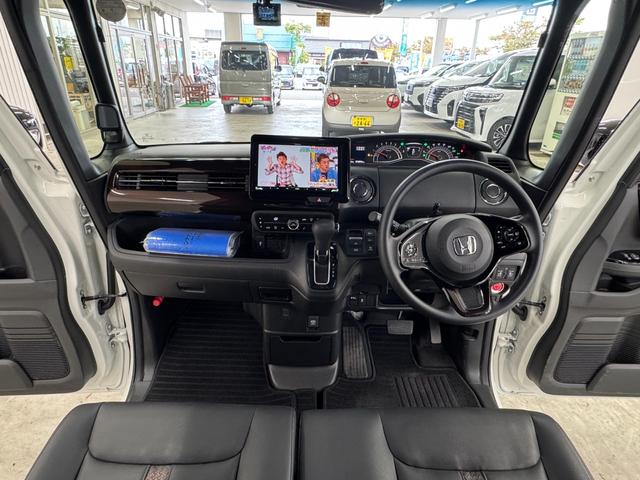Ｎ－ＢＯＸカスタム Ｌ　コーディネートスタイル　４ＷＤ／下取り直販車／禁煙車　２０２３年製タイヤ／９型ナビ／ブルートゥース／フルセグ／ＤＶＤ／レーダークルコン／レザーシート／シートヒーター／バックカメラ／ドラレコ前後／オートホールド／コーナーセンサー／オートハイビーム／両側電動（4枚目）