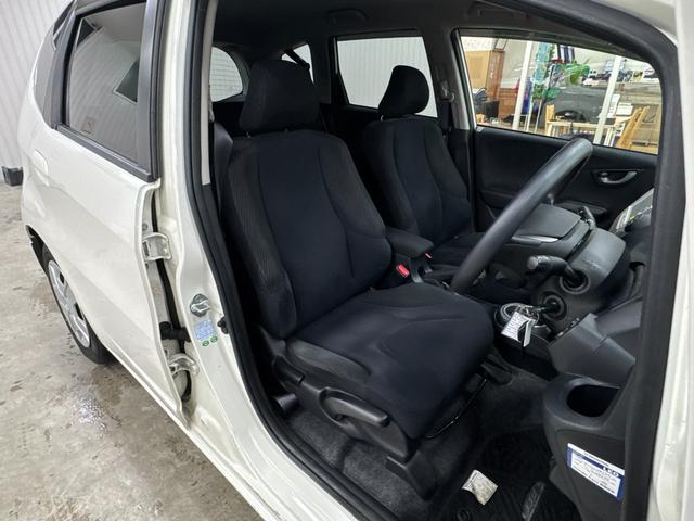 フィットハイブリッド ベースグレード ドラレコ/純正7インチナビ/ワンセグ/CD/AUX/USB/バックカメラ/ETC/クルコン/キーレス/オートエアコン/ステリモ/ISOFIX有/ヘッドライトレベライザー/禁煙車(19枚目)