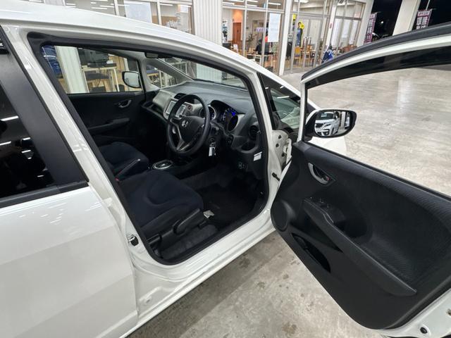 フィットハイブリッド ベースグレード ドラレコ/純正7インチナビ/ワンセグ/CD/AUX/USB/バックカメラ/ETC/クルコン/キーレス/オートエアコン/ステリモ/ISOFIX有/ヘッドライトレベライザー/禁煙車(21枚目)