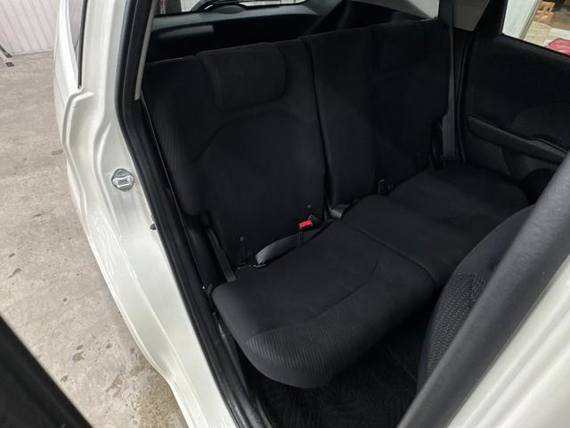 フィットハイブリッド ベースグレード ドラレコ/純正7インチナビ/ワンセグ/CD/AUX/USB/バックカメラ/ETC/クルコン/キーレス/オートエアコン/ステリモ/ISOFIX有/ヘッドライトレベライザー/禁煙車(22枚目)