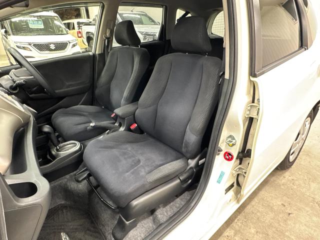 フィットハイブリッド ベースグレード ドラレコ/純正7インチナビ/ワンセグ/CD/AUX/USB/バックカメラ/ETC/クルコン/キーレス/オートエアコン/ステリモ/ISOFIX有/ヘッドライトレベライザー/禁煙車(25枚目)