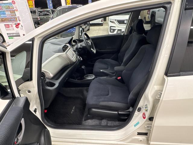 フィットハイブリッド ベースグレード ドラレコ/純正7インチナビ/ワンセグ/CD/AUX/USB/バックカメラ/ETC/クルコン/キーレス/オートエアコン/ステリモ/ISOFIX有/ヘッドライトレベライザー/禁煙車(26枚目)